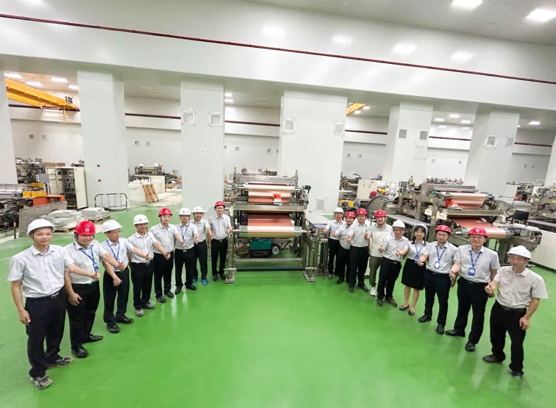 携手“铜”行 拼“箔”未来丨万象城在线科技年产5.66万吨高端铜箔项目二期首条生产线试产成功出箔